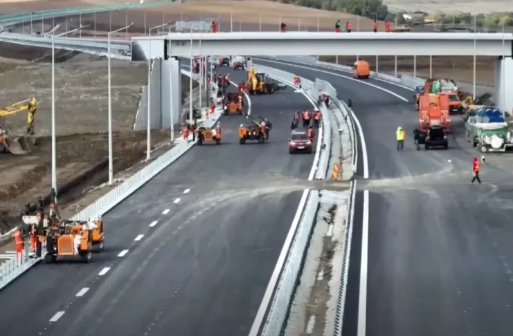 (VIDEO) UMB, mobilizare record pe tronsonul Autostrăzii A7 Săucești – Trifești: 500 de muncitori și 350 de utilaje, dar finalizarea depinde de banii de la buget