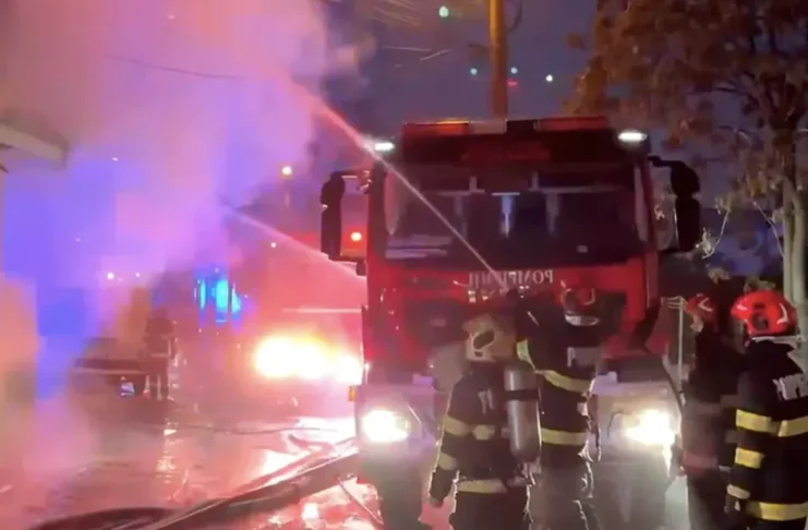 NEWS ALERT: Incendiu puternic la o casă în comuna Livezi! Pompierii din Onești intervin cu două autospeciale
