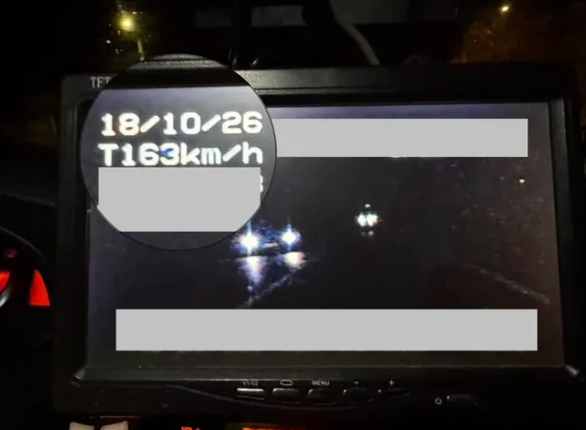 (FOTO) A confundat DN11A Onești – Adjud cu o pistă de raliu: gonea cu 163 km/h, la Căiuți, și nu a oprit la semnalul polițiștilor. Cât îl costă aventura?