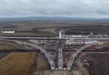 (VIDEO) UMB continuă lucrările pe Autostrada A7 Bacău – Pașcani, în ciuda ploilor. Lotul Săucești – Trifești a ajuns la 71,7%