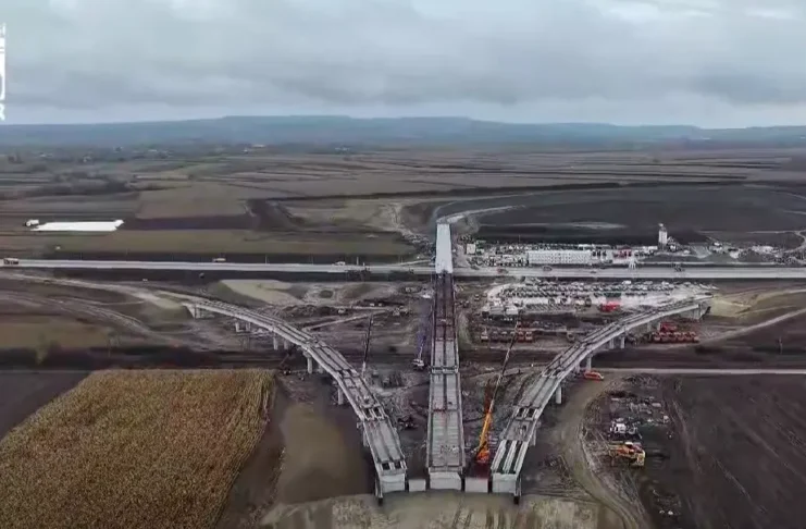 (VIDEO) UMB continuă lucrările pe Autostrada A7 Bacău – Pașcani, în ciuda ploilor. Lotul Săucești – Trifești a ajuns la 71,7%