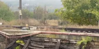 (FOTO) Pericol pe calea ferată, în județul Bacău: pod susținut cu proptele din lemn putrezite. După prăbușirea podului de la Ciobănuș, un alt pod vechi stârnește îngrijorare