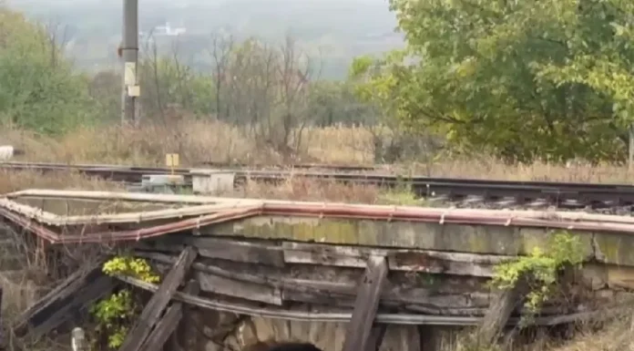 (FOTO) Pericol pe calea ferată, în județul Bacău: pod susținut cu proptele din lemn putrezite. După prăbușirea podului de la Ciobănuș, un alt pod vechi stârnește îngrijorare