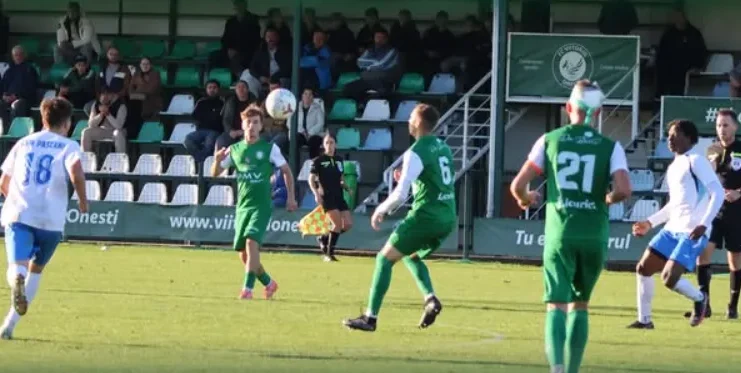 NEWS ALERT: (FOTO) Fotbal, Liga 4 – Viitorul Onești ratează dramatic victoria cu CSM Pașcani, în minutul 97, după un meci cu doi jucători trimiși la spital. Ce au făcut Aerostar și FC Bacău 2
