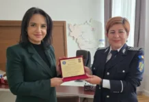 (FOTO) Profesionalism în uniformă: O polițistă din Bacău, felicitată de prefectul Andreea Negru după ce a ajutat la prinderea unui urmărit național