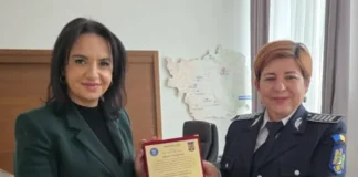 (FOTO) Profesionalism în uniformă: O polițistă din Bacău, felicitată de prefectul Andreea Negru după ce a ajutat la prinderea unui urmărit național