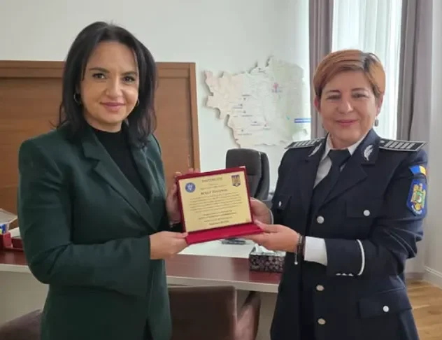 (FOTO) Profesionalism în uniformă: O polițistă din Bacău, felicitată de prefectul Andreea Negru după ce a ajutat la prinderea unui urmărit național