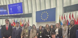 (FOTO) 12 elevi din Bacău au ajuns în Parlamentul European de la Strasbourg. Experiență europeană pentru liceenii de la „Vrănceanu”