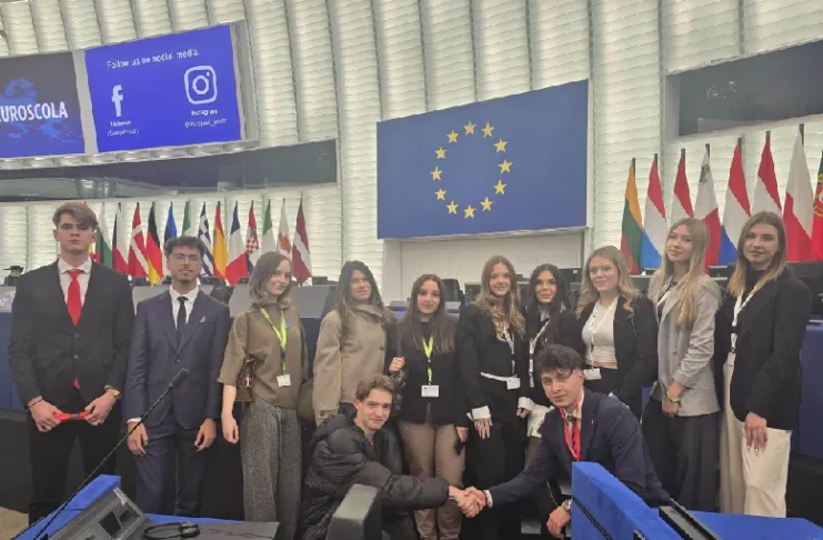 (FOTO) 12 elevi din Bacău au ajuns în Parlamentul European de la Strasbourg. Experiență europeană pentru liceenii de la „Vrănceanu”