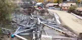 (VIDEO) Au început lucrările de dezafectare a podului de fier de pe DN 12A, la Ciobănuș, prăbușit în septembrie. Cum se va circula în zonă