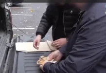 (VIDEO) Imagini de la DNA cu momentul în care primarul din Slănic Moldova, Benone Moraru, este prins în flagrant cu 6.000 de euro, în parcarea unui supermarket din Onești