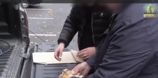 (VIDEO) Imagini de la DNA cu momentul în care primarul din Slănic Moldova, Benone Moraru, este prins în flagrant cu 6.000 de euro, în parcarea unui supermarket din Onești