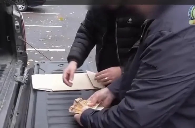 (VIDEO) Imagini de la DNA cu momentul în care primarul din Slănic Moldova, Benone Moraru, este prins în flagrant cu 6.000 de euro, în parcarea unui supermarket din Onești