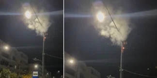 NEWS ALERT: (VIDEO) Scântei și flacără la un stâlp de electricitate din Moinești. A fost apelat 112