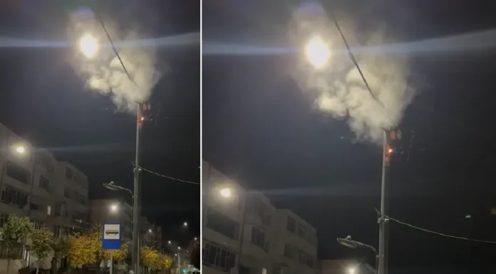 NEWS ALERT: (VIDEO) Scântei și flacără la un stâlp de electricitate din Moinești. A fost apelat 112
