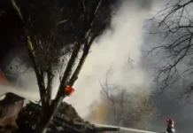 (VIDEO) Incendiu puternic în Ghimeș-Făget: Un grajd de 150 de metri pătrați a fost cuprins de flăcări