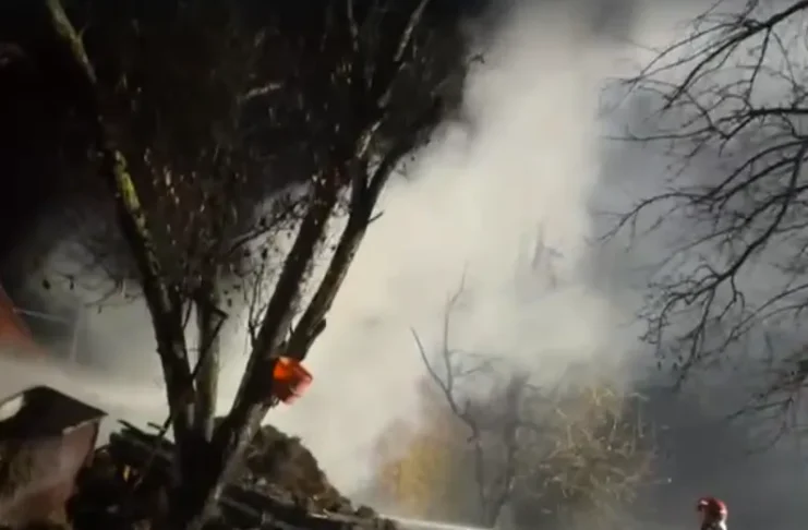 (VIDEO) Incendiu puternic în Ghimeș-Făget: Un grajd de 150 de metri pătrați a fost cuprins de flăcări