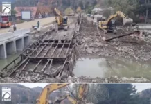 (VIDEO) Continuă lucrările pe DN 12A, la Ciobănuș: Se dezafectează elementele podului prăbușit în râul Trotuș