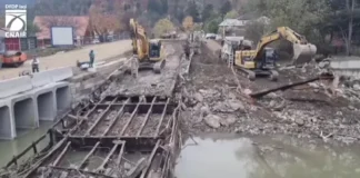 (VIDEO) Continuă lucrările pe DN 12A, la Ciobănuș: Se dezafectează elementele podului prăbușit în râul Trotuș