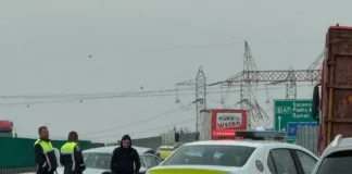 (FOTO) Accident pe Autostrada A7, în Bacău: O mașină cu pană, lovită de un TIR. O tânără dintr-o comună băcăuană, rănită