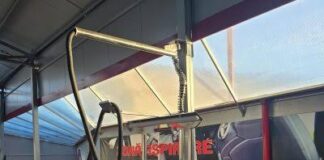 Furt la o spălătorie auto „self-service” din Bacău: doi tineri au distrus automatele pentru câțiva lei. Un minor de 17 ani, găsit cu banii furați asupra sa