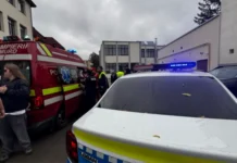 NEWS ALERT: (FOTO) Atac cu maceta la un liceu din Pitești: Un elev de 15 ani și-a înjunghiat doi colegi în baie