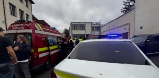 NEWS ALERT: (FOTO) Atac cu maceta la un liceu din Pitești: Un elev de 15 ani și-a înjunghiat doi colegi în baie