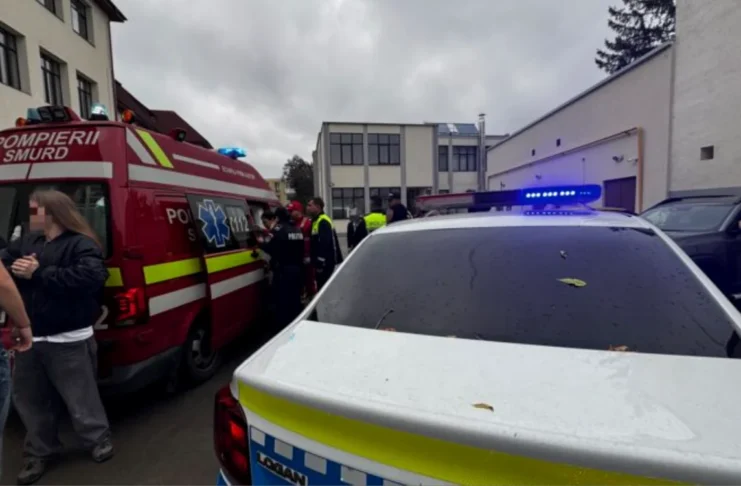 NEWS ALERT: (FOTO) Atac cu maceta la un liceu din Pitești: Un elev de 15 ani și-a înjunghiat doi colegi în baie