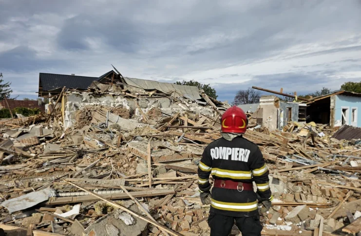 (VIDEO) Explozie devastatoare în Vrancea: trei imobile rase de pe fața pământului, alte șapte case avariate și o victimă intubată. Momentul deflagrației, surprins de camere. Suflul s-a auzit de la 2 kilometri