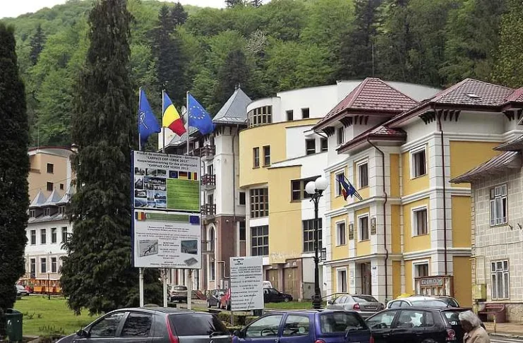 ULTIMA ORĂ: Percheziții la Primăria Slănic Moldova. Ancheta ar viza un contract de lucrări