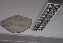 Incident la un liceu din Bacău: Două eleve, lovite de tencuiala prăbușită din tavanul unei săli de clasă