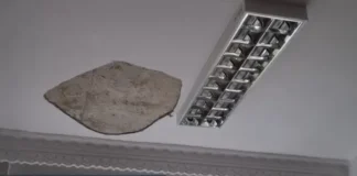 Incident la un liceu din Bacău: Două eleve, lovite de tencuiala prăbușită din tavanul unei săli de clasă